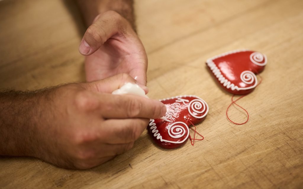 Two gingerbread hearts - a recognizable symbol of the rich gingerbread tradition.