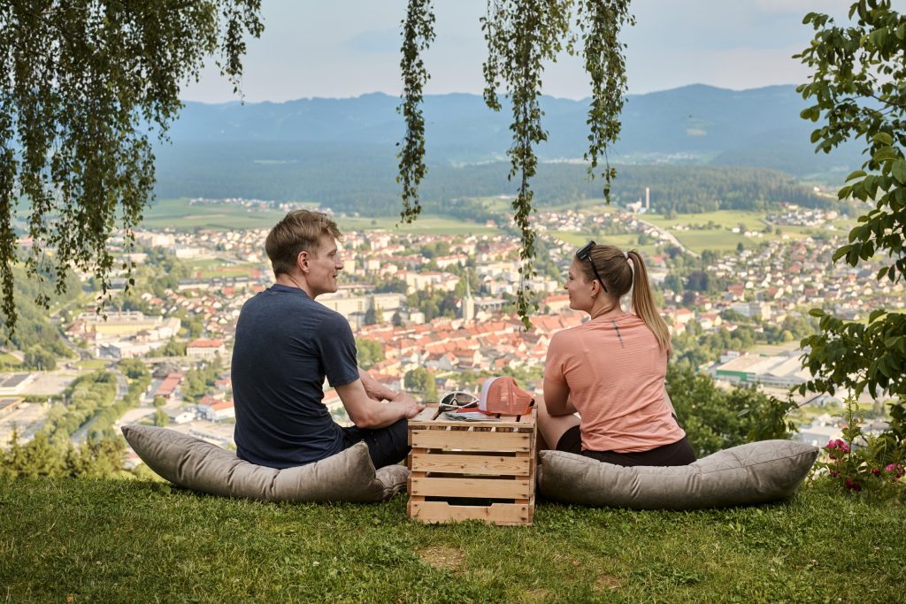 A pleasant walk with a beautiful view at a popular excursion spot.