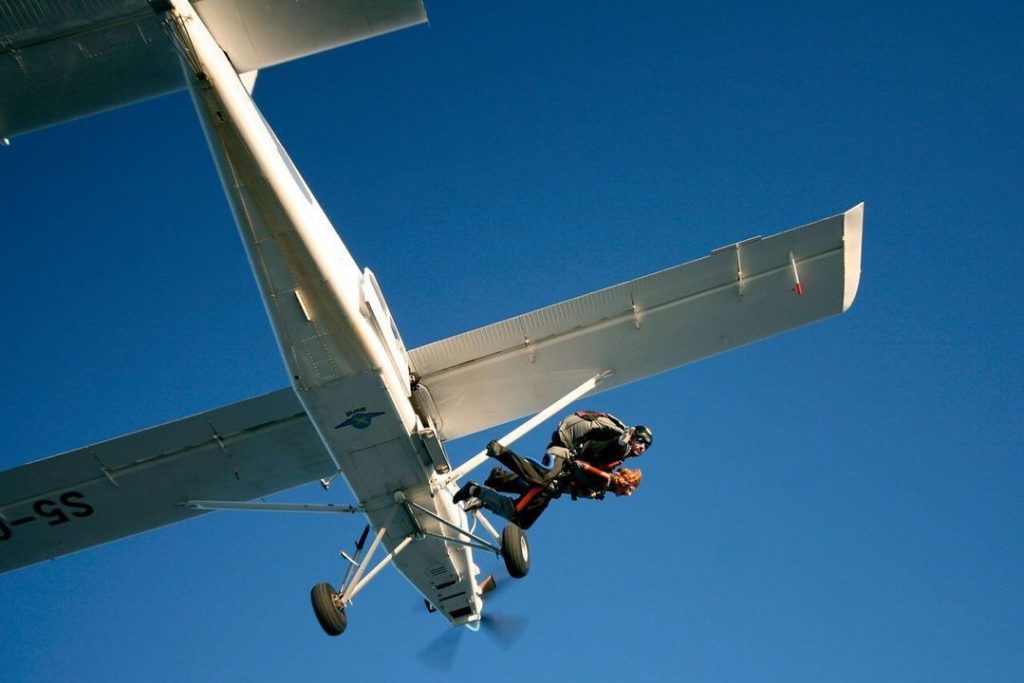 A tandem jump from an airplane – the start of a true adrenaline adventure in the air.
