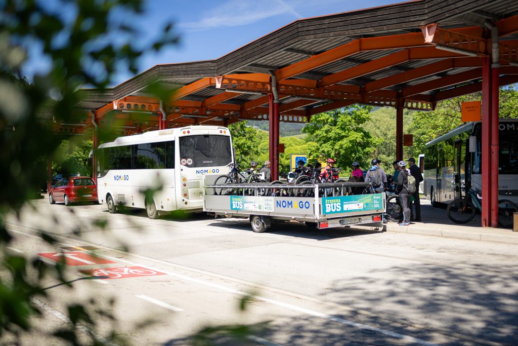 Avtobus s priklopnikom za kolesa omogoča povezovanje kolesarjenja in javnega prevoza.