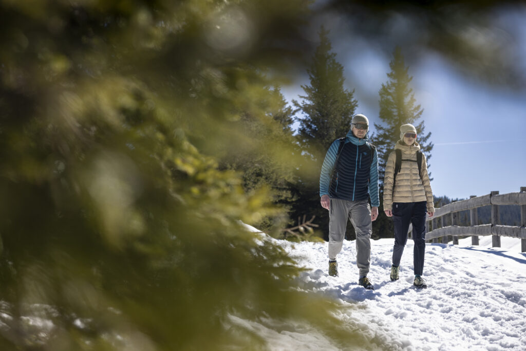 Two hikers in winter at Kope